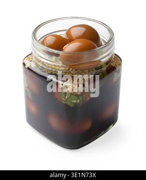 Oeufs de caille marinés dans un bocal en verre isolé sur blanc Banque D'Images