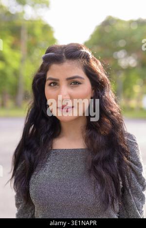 Portrait de jeune belle femme indienne dans les rues au parc à l'extérieur Banque D'Images
