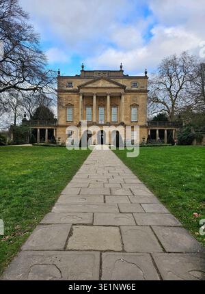Une vue imprenable sur le musée Holburne à Bath, avec son élégante façade géorgienne et son cadre grandiose au bord des jardins de Sydney. Banque D'Images