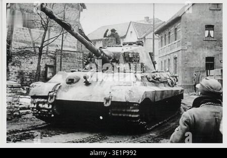 WW2 B&W photo un char allemand King Tiger traverse une ville belge lors de l'offensive Ardenne 1944/45 Banque D'Images