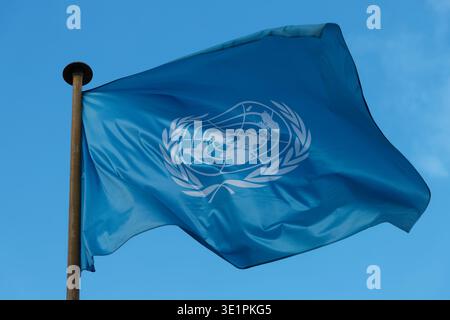 Paris, France - Marcg 15, 2026 : agitant le drapeau de l'ONU des Nations unies. Tourné au siège de l'UNESCO au 7 place de Fontenoy à Paris. Banque D'Images
