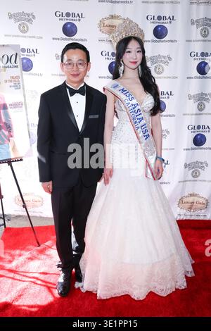 Universal City, Californie, États-Unis. 15 mars 2026. Professeur Lingyun Xiang avec Miss Asia USA California au Luxury Gala 2026 organisé par Samira’s Network à l’hôtel Hilton Los Angeles/Universal City le 15 mars 2026 à Universal City, Californie. Crédit : Sheri Determan/Alamy Live News Banque D'Images