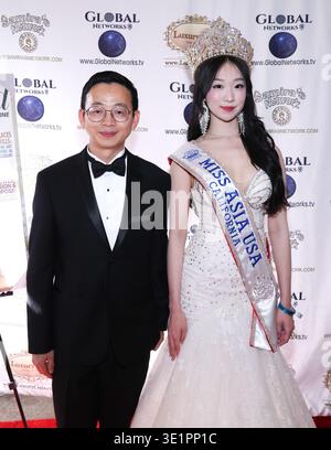 Universal City, Californie, États-Unis. 15 mars 2026. Professeur Lingyun Xiang avec Miss Asia USA California au Luxury Gala 2026 organisé par Samira’s Network à l’hôtel Hilton Los Angeles/Universal City le 15 mars 2026 à Universal City, Californie. Crédit : Sheri Determan/Alamy Live News Banque D'Images