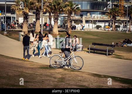 Tel Aviv, Israël, ​March 16, 2026 résidents locaux et touristes internationaux apprécient une promenade le long de la promenade Shlomo Lahat, connue sous le nom de Tayelet. Le Banque D'Images