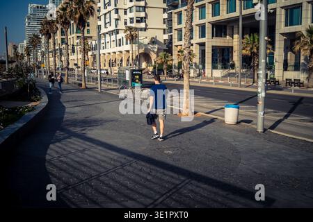 Tel Aviv, Israël, ​March 16, 2026 résidents locaux et touristes internationaux apprécient une promenade le long de la promenade Shlomo Lahat, connue sous le nom de Tayelet. Le Banque D'Images
