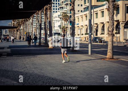 Tel Aviv, Israël, ​March 16, 2026 résidents locaux et touristes internationaux apprécient une promenade le long de la promenade Shlomo Lahat, connue sous le nom de Tayelet. Le Banque D'Images