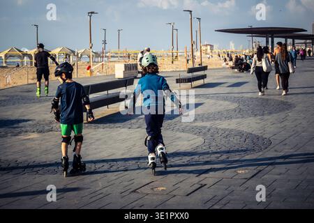 Tel Aviv, Israël, ​March 16, 2026 résidents locaux et touristes internationaux apprécient une promenade le long de la promenade Shlomo Lahat, connue sous le nom de Tayelet. Le Banque D'Images