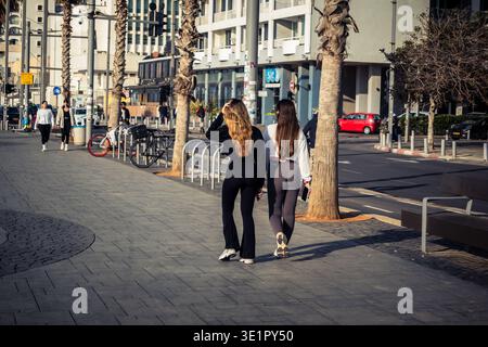 Tel Aviv, Israël, ​March 16, 2026 résidents locaux et touristes internationaux apprécient une promenade le long de la promenade Shlomo Lahat, connue sous le nom de Tayelet. Le Banque D'Images