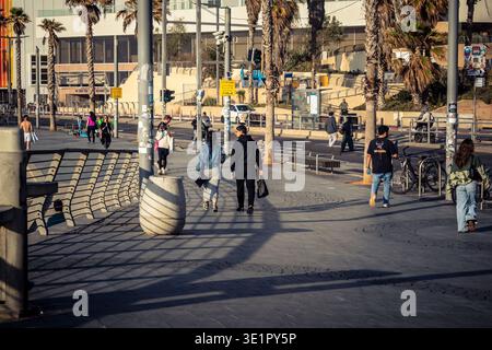 Tel Aviv, Israël, ​March 16, 2026 résidents locaux et touristes internationaux apprécient une promenade le long de la promenade Shlomo Lahat, connue sous le nom de Tayelet. Le Banque D'Images