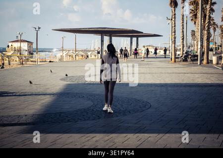 Tel Aviv, Israël, ​March 16, 2026 résidents locaux et touristes internationaux apprécient une promenade le long de la promenade Shlomo Lahat, connue sous le nom de Tayelet. Le Banque D'Images