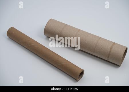 Tubes en carton vides, communément appelés noyaux en carton ou rouleaux de papier essuie-tout/papier toilette, souvent utilisés pour le recyclage ou les projets artisanaux de bricolage. Banque D'Images