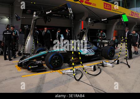 L'équipage de stand Mercedes AMG Petronas dans le Pitlane lors des avant-premières du Grand Prix de F1 de Chine sur le circuit international de Shanghai à Shanghai, en Chine, le jeudi 12 mars 2026. (Photo de Chinta Kari/Sipa USA) Banque D'Images