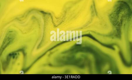Flou peinture flou jet d'encre éclaboussure jaune liquide eau Banque D'Images