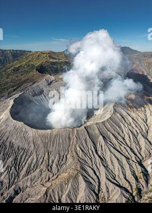 Volcan bromo en éruption pendant la journée ensoleillée d'été dans le parc national bromo Tengger Semeru, Java oriental, Indonésie. Banque D'Images