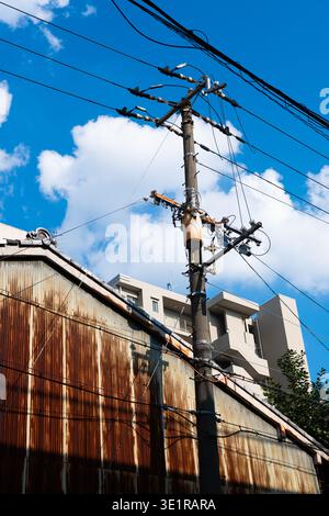Bâtiment en métal ondulé rouillé et poteau électrique avec transformateur près de Karasuma dans le quartier Nakagyo. Kyoto, Japon. Banque D'Images
