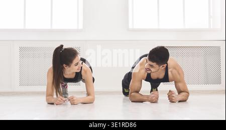 Succès couple standing in plank et regarder Banque D'Images
