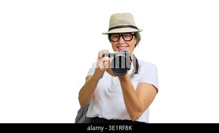 Femme touriste tenant la caméra souriant portant chapeau et lunettes Banque D'Images