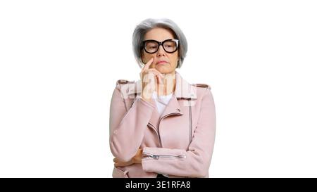 Femme âgée avec des lunettes pensant profondément Banque D'Images