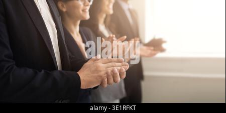 Les mains des gens d'affaires applaudissant à la réunion Banque D'Images