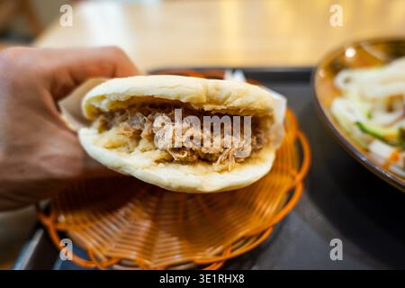 ROU jia Mo, souvent appelé hamburger chinois, une cuisine de rue populaire chinoise de Xian, province du Shaanxi, en Chine Banque D'Images