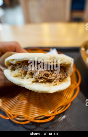 ROU jia Mo, souvent appelé hamburger chinois, une cuisine de rue populaire chinoise de Xian, province du Shaanxi, en Chine Banque D'Images