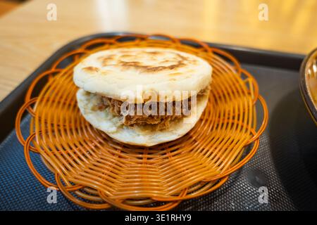 ROU jia Mo, souvent appelé hamburger chinois, une cuisine de rue populaire chinoise de Xian, province du Shaanxi, en Chine Banque D'Images