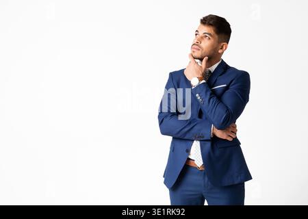 Guy Arab Business pensive de toucher son menton tout en pensant, isolé Banque D'Images