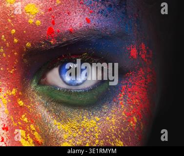 Blue Eye of woman looking at camera sur noir Banque D'Images