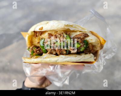 ROU jia Mo, souvent appelé hamburger chinois, une cuisine de rue populaire chinoise de Xian, province du Shaanxi, en Chine Banque D'Images
