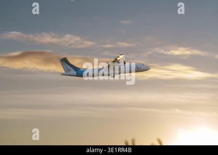 Silhouette de l'avion AirSWIFT lors du décollage au coucher du soleil de l'aéroport El Nido à Palawan Philippines. Banque D'Images