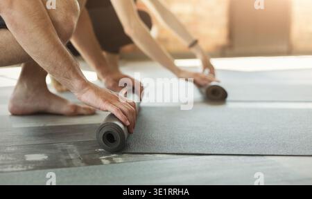 Dérouler le tapis de yoga et se préparer à la formation de yoga Banque D'Images