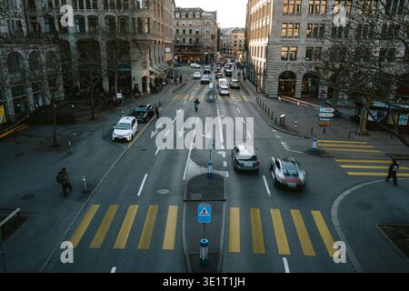 Zurich, Suisse - 12 mars 2026 : une vue aérienne à angle élevé donnant sur Uraniastrasse dans le centre de Zurich. Des voitures et un motocycliste voyagent le long du Banque D'Images
