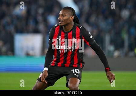Rafael Leao de l'AC Milan regarde lors du match de Serie A Enilive entre le SS Lazio et l'AC Milan au stade olympique le 15 mars 2026 à Rome, en Italie. P Banque D'Images