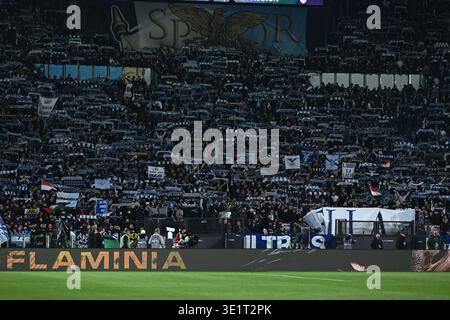 Les supporters du SS Lazio lors du match de Serie A Enilive entre le SS Lazio et l'AC Milan au stade olympique le 15 mars 2026 à Rome, en Italie. Photo par ni Banque D'Images