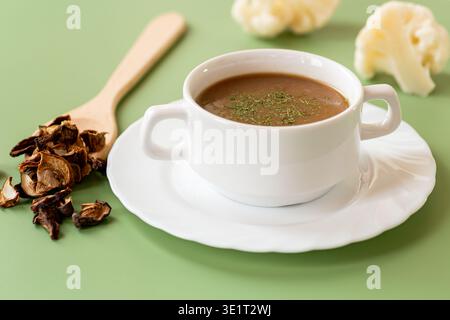 soupe traditionnelle aux champignons avec champignons forestiers séchés. Banque D'Images