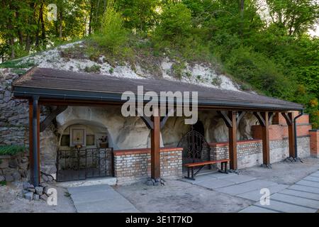 Belogorye, RUSSIE - 05 MAI 2025 : dans les anciens temples cavernes du monastère Belogorsky Voskresensky un jour de mai. Région de Voronej, Belogorye Banque D'Images