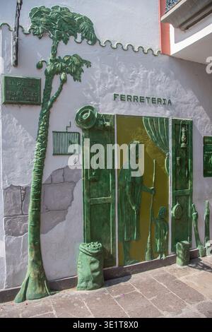 Puerto de Mogán, Espagne 17 mai 2025, conception artistique de façade avec des figures en relief à Puerto de Mogán, Gran Canaria Banque D'Images