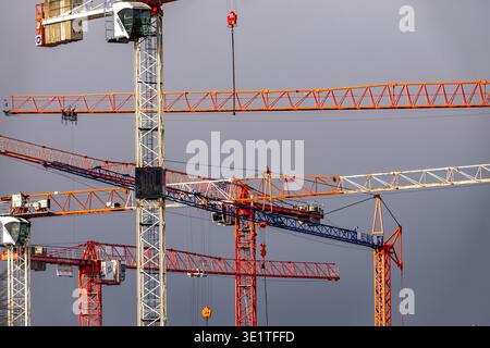 Grues de construction sur deux grands chantiers, bâtiments résidentiels et commerciaux, Krefeld, Rhénanie du Nord-Westphalie, Allemagne Banque D'Images