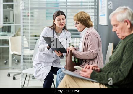Jeune femme médecin consultant femme senior patient Banque D'Images