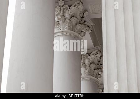Vue rapprochée des détails complexes des colonnes de marbre grecques anciennes, mettant en valeur leurs éléments architecturaux classiques et leur savoir-faire Banque D'Images