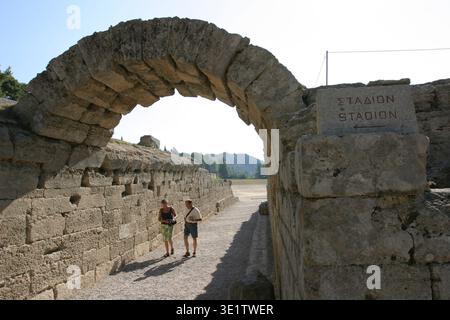 Grèce, Olympia entrée menant à la piste de course dans l'ancien stade d'Olympia. Le stade est partiellement restauré. Il remonte au 4e. siècle Banque D'Images