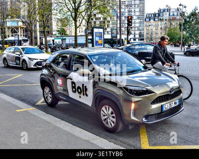 Un taxi de compagnie Bolt dans la ville ENTER - Paris 75015, France. Banque D'Images