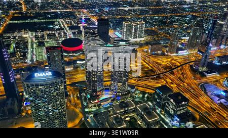 Vue aérienne du centre-ville de Dubaï illuminée la nuit depuis le Burj Khalifa à Dubaï, Émirats arabes Unis Banque D'Images