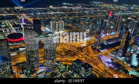 Superbe vue nocturne du centre-ville de Dubaï d'en haut près du Burj Khalifa Banque D'Images