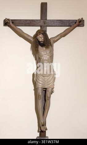 VERCELLI, ITALIE - 16 JANVIER 2026 : la statue de Crucifixion dans l'église Chiesa di San Cristoforo par un artiste inconnu du 15. - 16. cent. Banque D'Images