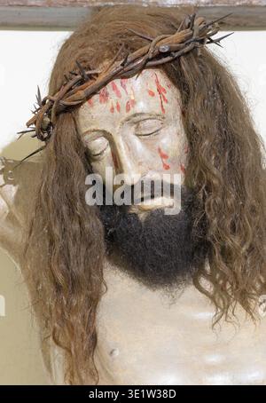 VERCELLI, ITALIE - 16 JANVIER 2026 : détail de la statue de Crucifixion dans l'église Chiesa di San Cristoforo par artiste inconnu du 15. - 16. cent. Banque D'Images