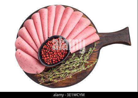 Les tranches d'ologna ou de Mortadella sont pliées en éventail et magnifiquement disposées sur une planche à découper en bois sombre et rustique Banque D'Images