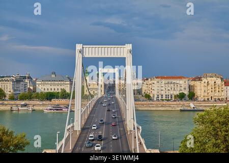 Le pont Elisabeth est le troisième pont le plus récent de Budapest reliant Buda et Pest à travers le Danube, Budapest, Hongrie, Europe centrale Banque D'Images