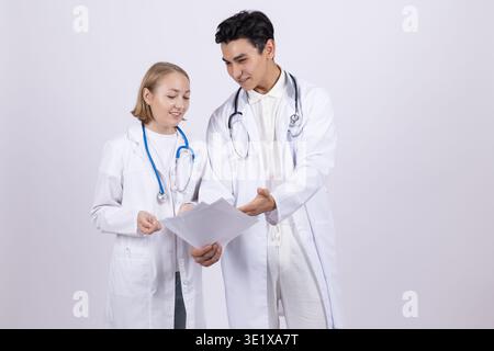 Groupe de jeunes médecins discutant ensemble des documents médicaux Banque D'Images