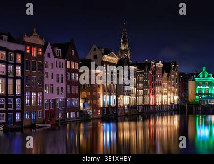 Les maisons Damrak à Amsterdam, aux pays-Bas, créant un kaléidoscope de couleurs et de reflets vibrants. Banque D'Images